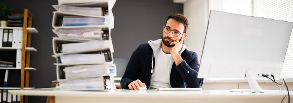 Λυπημένος Επαγγελματίας Στο Γραφείο Χρησιμοποιώντας Υπολογιστή — Φωτογραφία Αρχείου