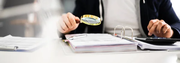 Auditor Fazendo Negócios Corporativos Investigação Fraude Financeira — Fotografia de Stock