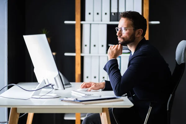 Empleado Que Usa Computadora Negocios Trabajo Desde Casa —  Fotos de Stock