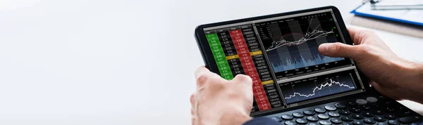 Stock Market Broker Pomocí Tablet Computer Online — Stock fotografie