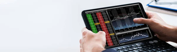 Stock Market Broker Using Tablet Computer Online — 스톡 사진