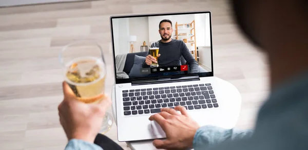 Online Virtual Beer Πόσιμο Κόμμα Στο Laptop — Φωτογραφία Αρχείου