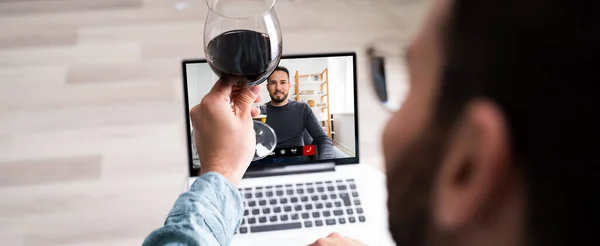 Online Virtual Wine Drinking Party Laptop — Stockfoto