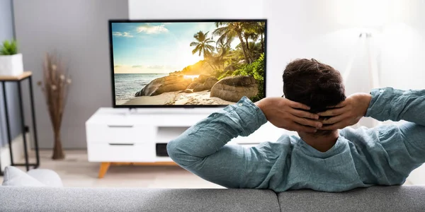 Fernsehfilm Auf Couch Wohnzimmer Ansehen — Stockfoto