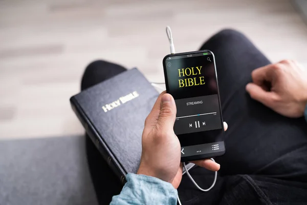 Χριστιανός Άνθρωπος Διαβάζει Αγία Γραφή Στο Τηλέφωνο Και Προσεύχεται — Φωτογραφία Αρχείου