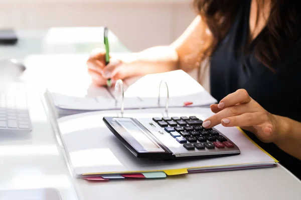 Contable Profesional Mujer Haciendo Contabilidad Finanzas Factura —  Fotos de Stock