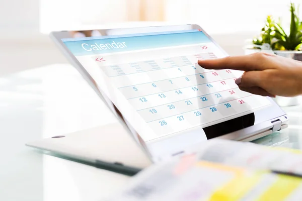 Exécutif Regardant Ordre Jour Calendrier Sur Ordinateur Portable — Photo