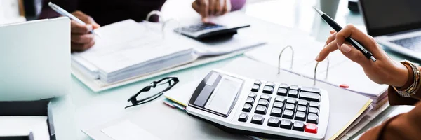 Conformidade Financeira Fiscal Conselheiro Contador Calculando Fatura — Fotografia de Stock