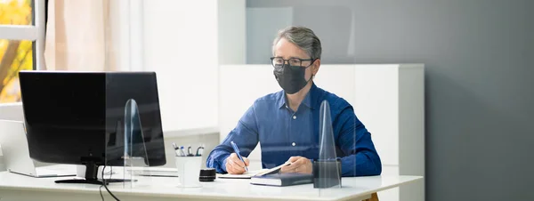 Empregado Escritório Distanciamento Social Usando Espirro Guarda Máscara Facial — Fotografia de Stock