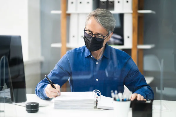 Senior Accountant Man Working Invoice Face Mask — Stock fotografie