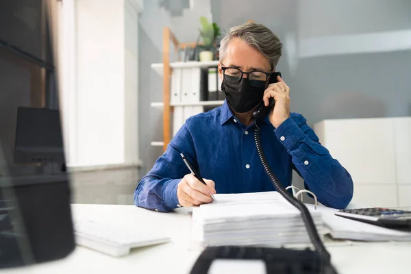 Obchodní Muž Mluví Telefonu Nebo Telefon Masce — Stock fotografie