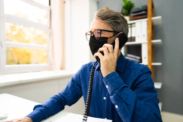 Omul Afaceri Vorbind Telefon Sau Telefon Mască — Fotografie, imagine de stoc