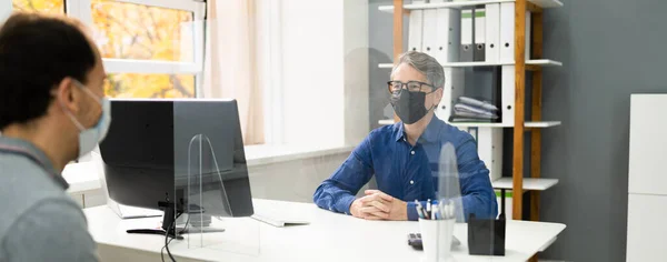 Consulente Assicurativo Avvocato Banca Con Guardia Starnuto Maschera — Foto Stock