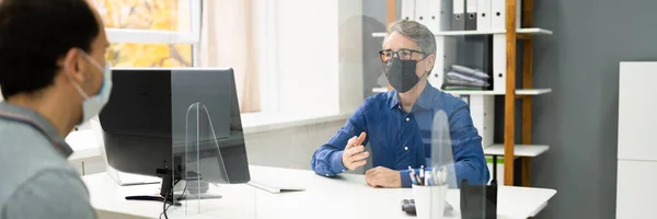 Consultor Seguros Advogado Banco Com Espirro Guarda Máscara — Fotografia de Stock