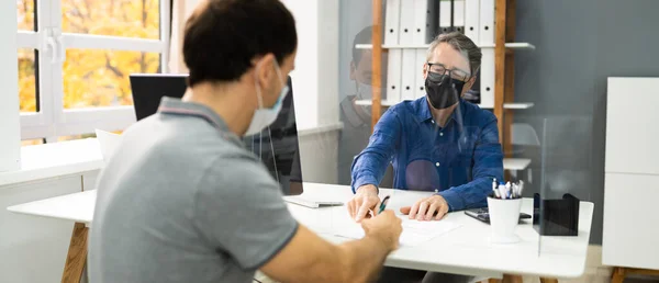 Distanziamento Sociale Con Cliente Utilizzando Maschera Facciale — Foto Stock