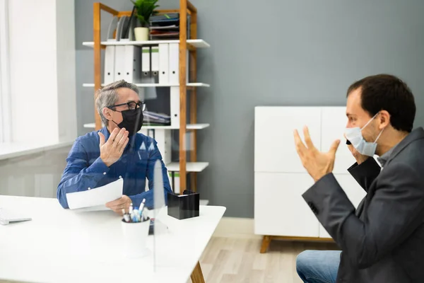 Boze Zakenman Vecht Het Werk Met Gezicht Masker — Stockfoto