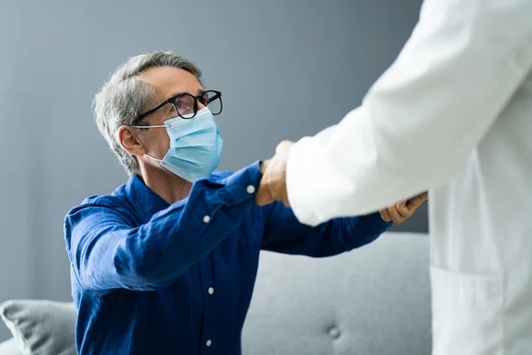 Happy Old People Patient Care Rumah Dan Kepuasan Mengenakan Masker — Stok Foto