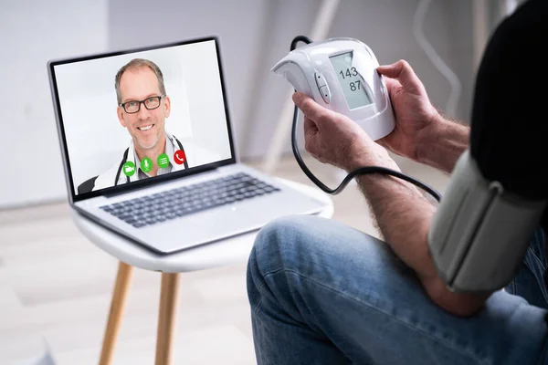 Velho Homem Sênior Com Hipertensão Videoconferência Com Médico — Fotografia de Stock