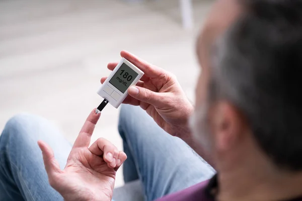 Evde Kan Şekeri Seviyesini Ölçmek Için Glukometre Kullanan Yaşlı Bir — Stok fotoğraf