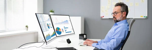 Analyst Advisor Using Data Graphs Computer Screen — Stock Photo, Image