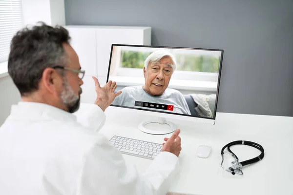 Doutor Conversando Com Paciente Line Chamada Vídeo Computador — Fotografia de Stock