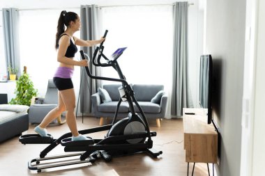 Elliptical Trainer 'da Kadın Eğitimi Evde Çevrimiçi