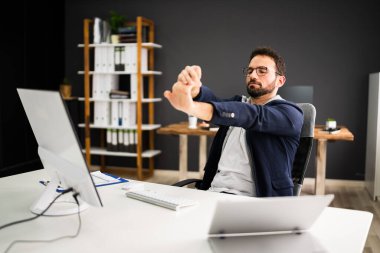 Ofiste esneme egzersizi Sandalyede otururken esneme egzersizi