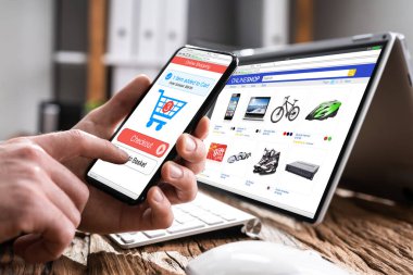 Çevrimiçi Ticaret Web Sitesi Dizüstü bilgisayardan Alışveriş