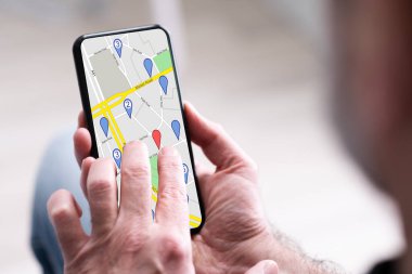 Kişi Eli Cep Telefonundaki GPS Navigasyon Haritası Kullanılıyor