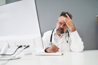 Yaşlı Hüzünlü Doktor Bilgisayarda Stres ve Acı