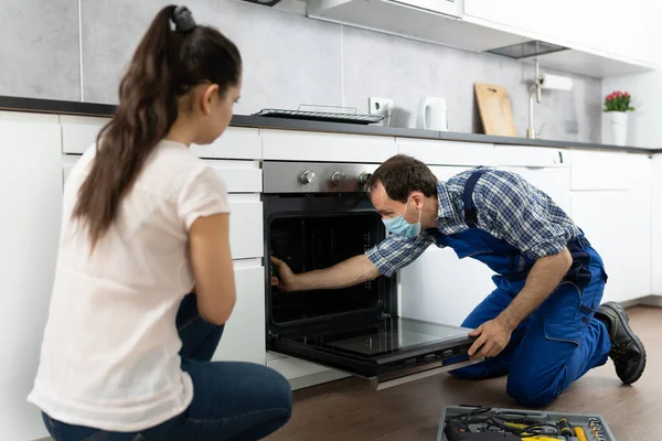 Köksinredning Ugn Reparation Handyman Tekniker Ansiktet Mask — Stockfoto