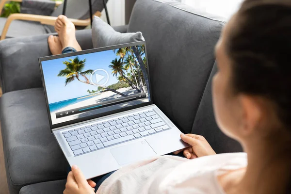 Video Auf Laptop Auf Sofa Oder Couch Ansehen — Stockfoto