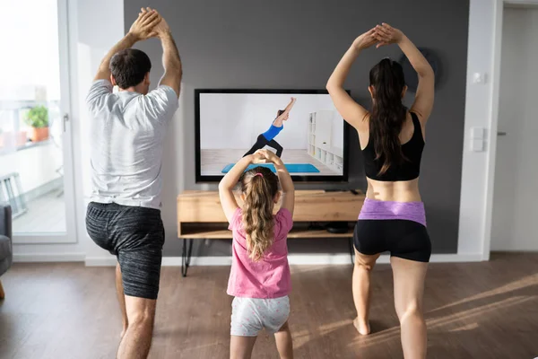 Ajuste Família Que Faz Exercício Casa Linha Aptidão Yoga Alongamento — Fotografia de Stock