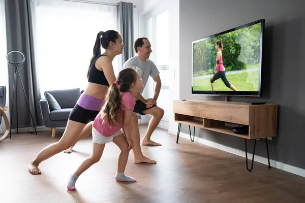 Fit Family Doing Home Online Stretching Yoga Упражнения — стоковое фото