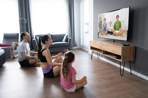 Família Fazendo Meditação Yoga Aula Line Casa — Fotografia de Stock