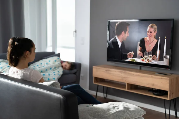 Femme Regardant Télévision Canapé Pendant Que Enfant Dort — Photo