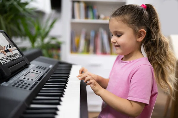 Evde Müzik Piyanosu Dersi Çevrimiçi Çalışma — Stok fotoğraf