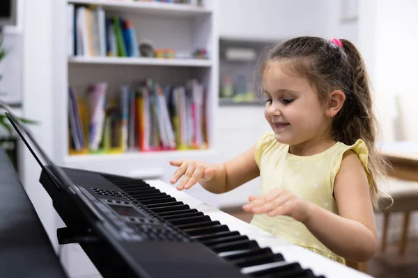 Çocuk Kız Müzik Klavyesi Çalıyor Piyano Aracı — Stok fotoğraf