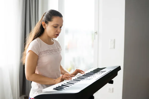 Mujer Tocando Música Teclado Piano Instrumento Casa — Foto de Stock