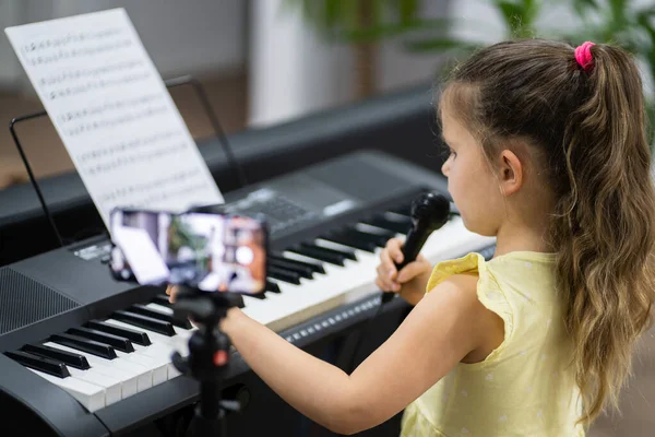 Çocuk Kız Müzik Klavyesi Çalıyor Piyano Aracı — Stok fotoğraf