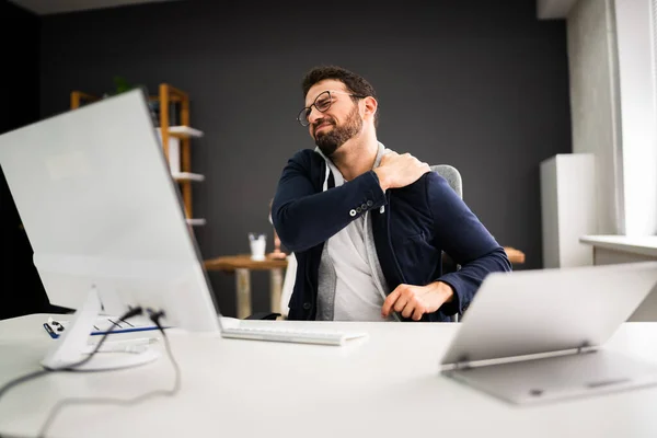 Jeune Homme Avec Douleur Épaule Tendue Problème Posture Bureau — Photo