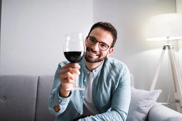 Man Drinkt Rode Wijn Videoconferentie Thuis — Stockfoto