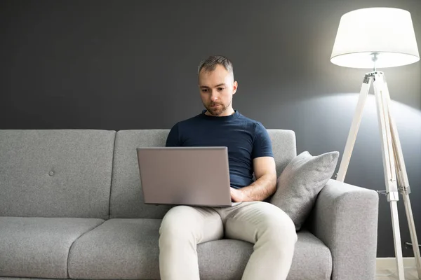 Man Sitting Sofa Home Using Laptop — Stock Photo, Image