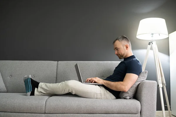 Man Sitting Sofa Home Using Laptop — Stock Photo, Image