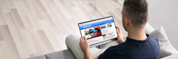 Homem Usando Tablet Leitura Notícias Eletrônicas Artigos — Fotografia de Stock
