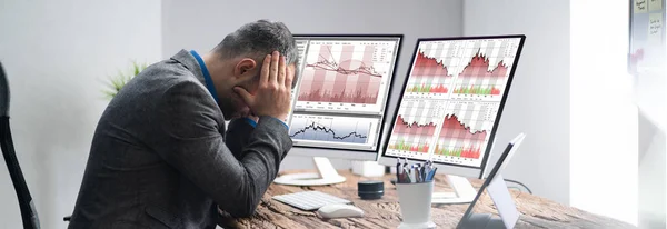 Dane Stratach Finansowych Biznesmen Utratą Akcji Spadek Wykresu — Zdjęcie stockowe