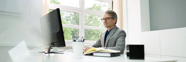 Happy Professional Man Zaměstnanec Pomocí Počítače Pro Práci — Stock fotografie