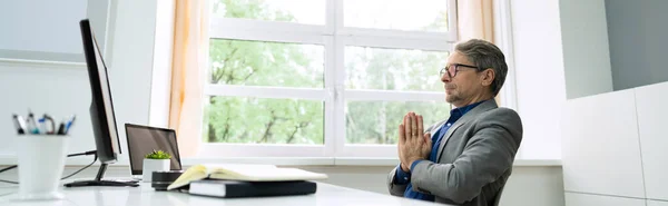 Nadenken Denken Twijfelachtige Contemplatieve Senior Zakenman Job — Stockfoto