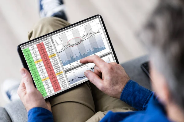 Stock Market Broker Using Online Trade Software — Stock Photo, Image