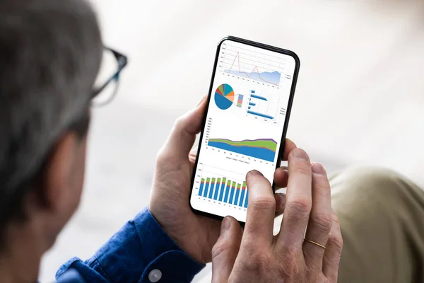 携帯電話の調査比率分析を見る — ストック写真